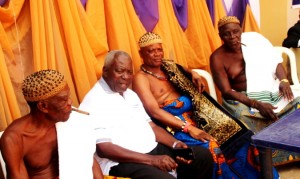 Obol Ofem Ubana Eteng, Obol Lopon of Ugep (in blue wrapper), commiserates with the bereaved.